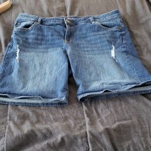 ☆Kut from the Kloth Distressed Jean Shorts